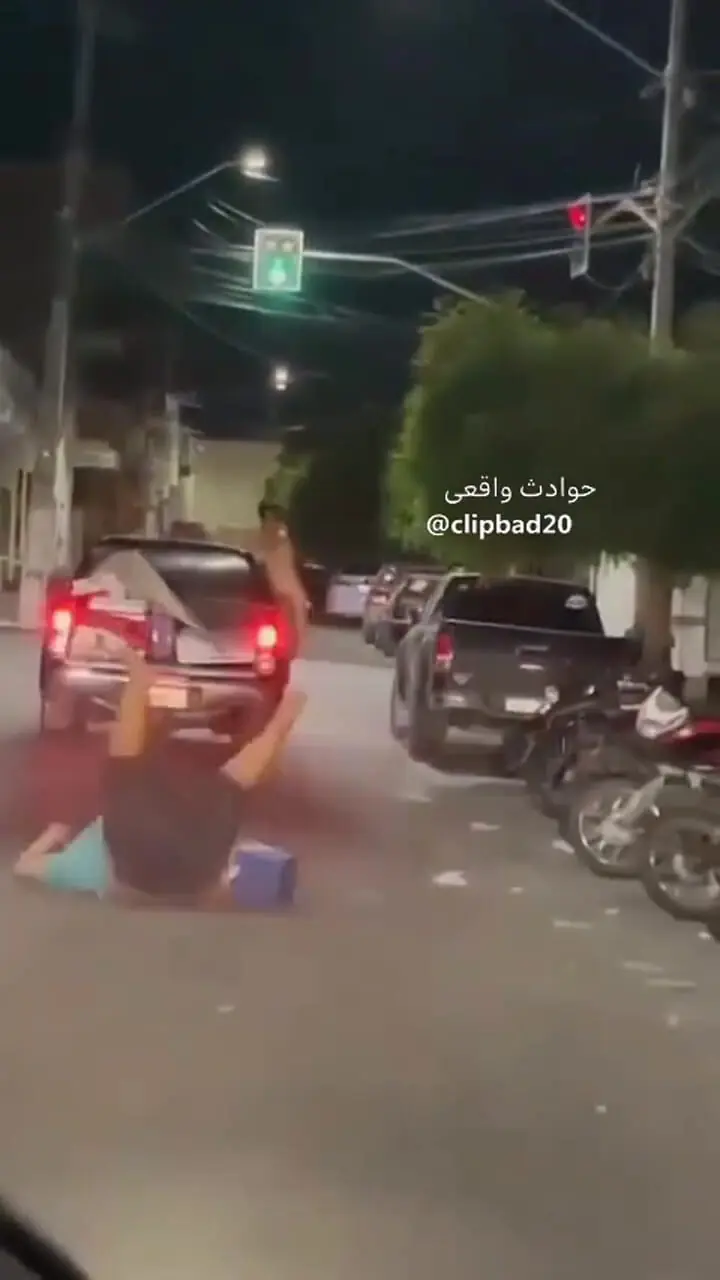 فیلم / بی‌خیالی راننده بعد از افتادن سرنشین از پشت وانت