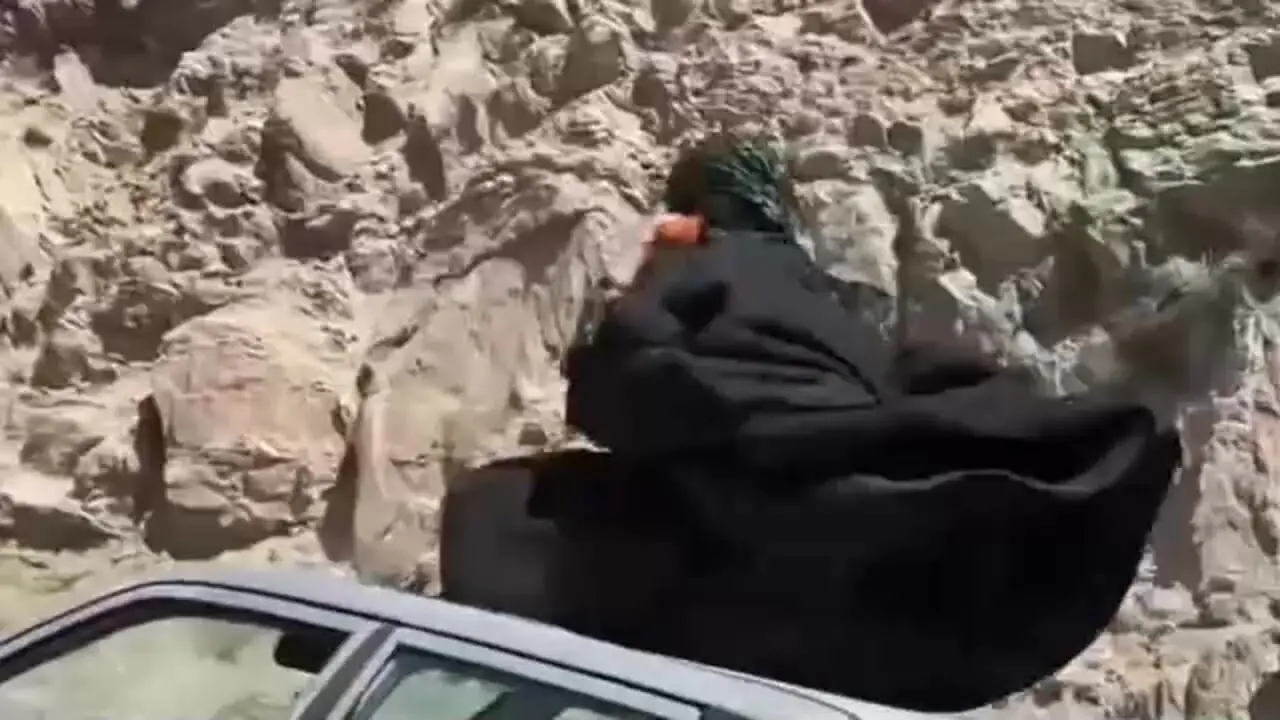 فیلم جنجالی زن چادری روی سقف پراید وسط جاده ! / بعد از توقیف توسط پلیس راهور : داشتم بدلکاری تمرین می کردم !