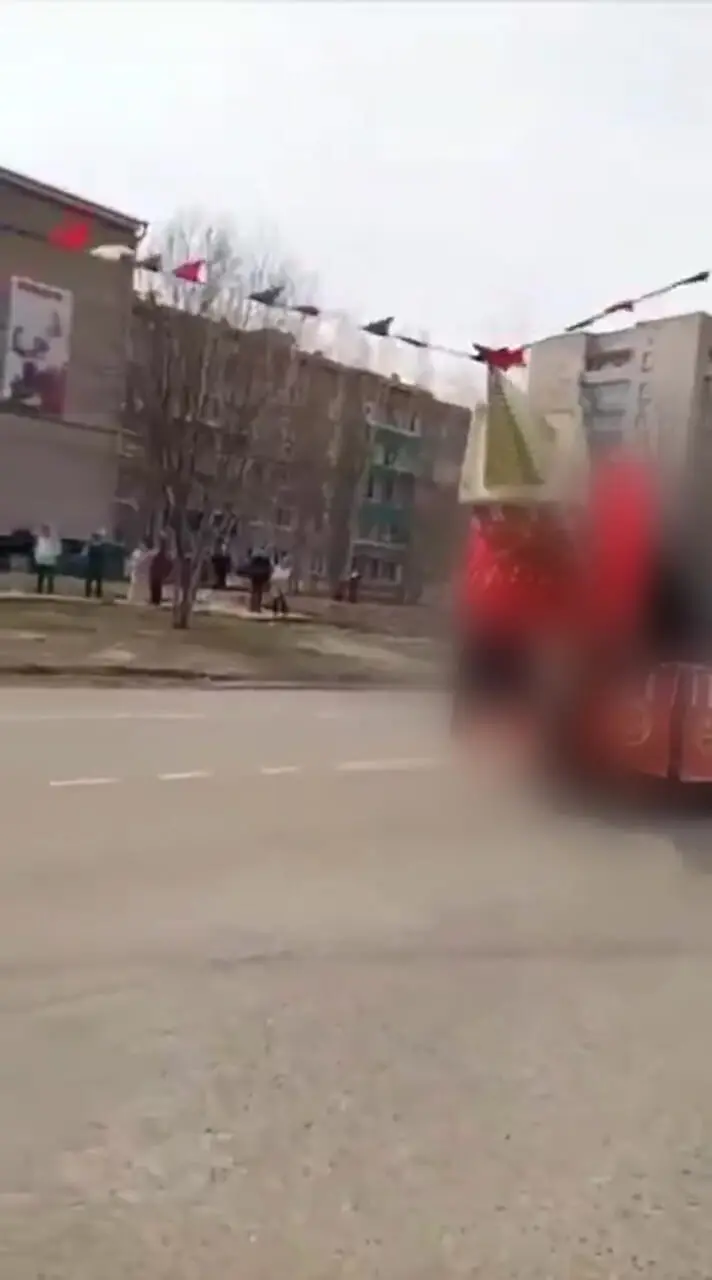 فیلم لحظه افتادن برج کرملین در مراسم رژه پیروزی