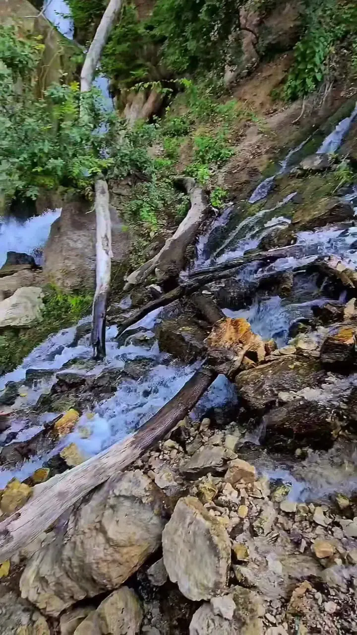 آبشار دیدنی وارک در طبیعت سرسبز لرستان