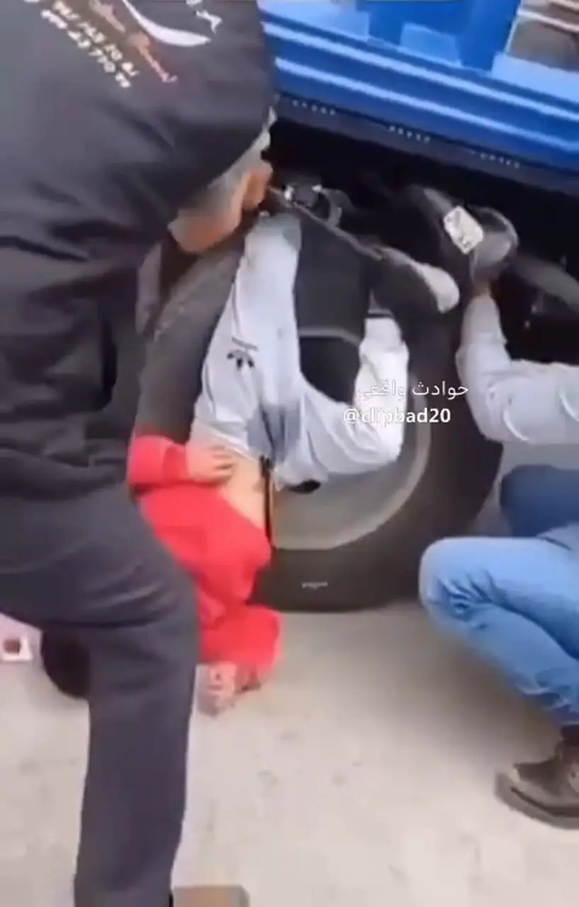 فیلم لحظه نجات پسر بچه از لای لاستیک کامیون