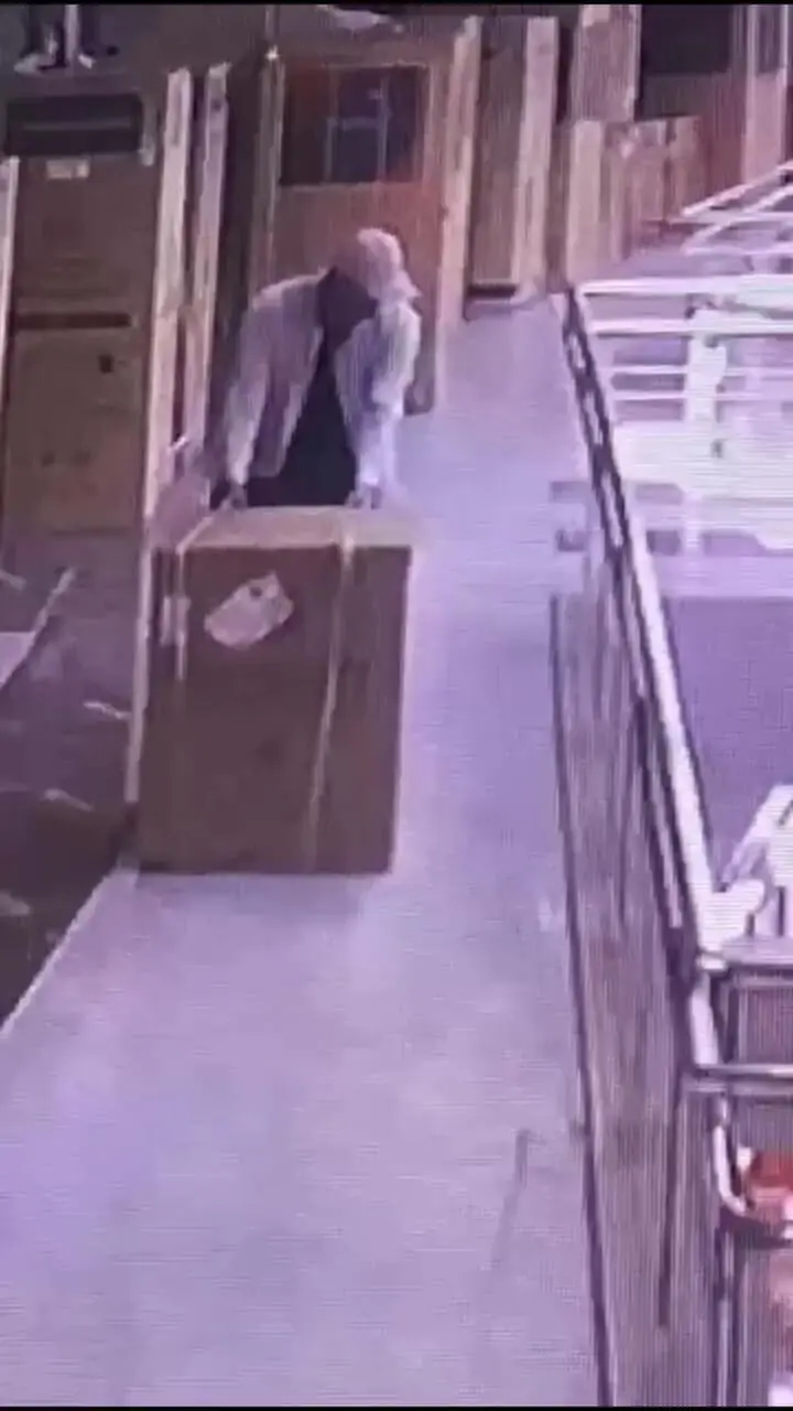 فیلم صحنه سرقت ماشین لباسشویی از یک پاساژ