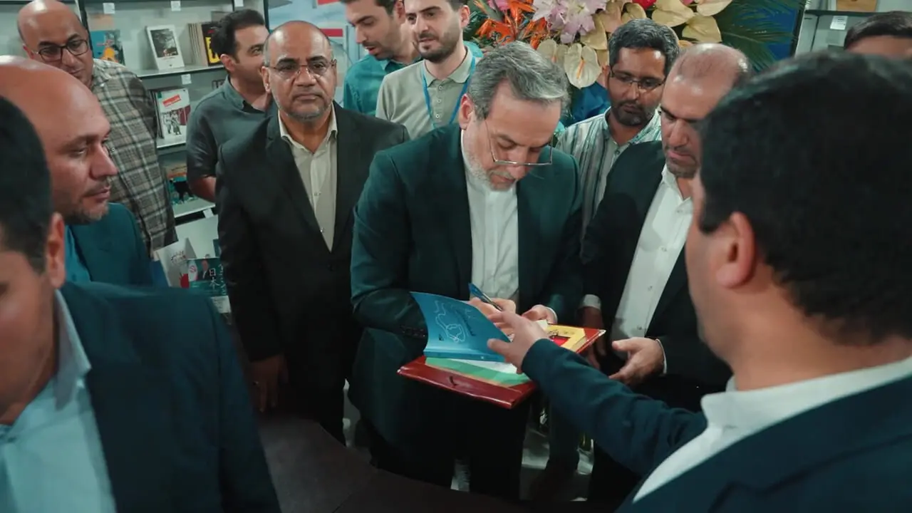 حضور و بازدید پرحوصله وزیر خارجه در شلوغی مردمی نمایشگاه + فیلم