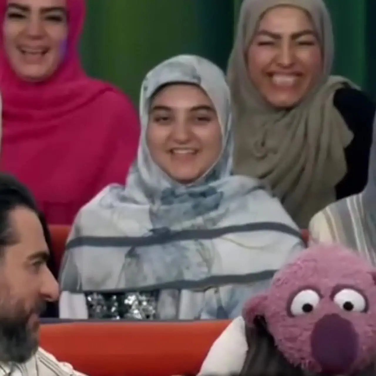 فیلم / چشم چرانی و هیزبازی جناب خان با دختران تماشاچی در آنتن صدا و سیما ! / چطور مجوز پخش گرفت ! 