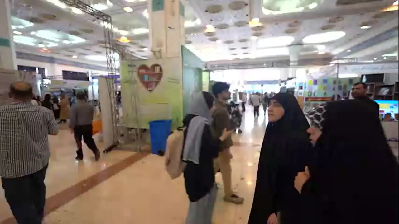 حضور زینب سلیمانی در نمایشگاه کتاب تهران و گفتگو با ناشران و بازدیدکنندگان + فیلم