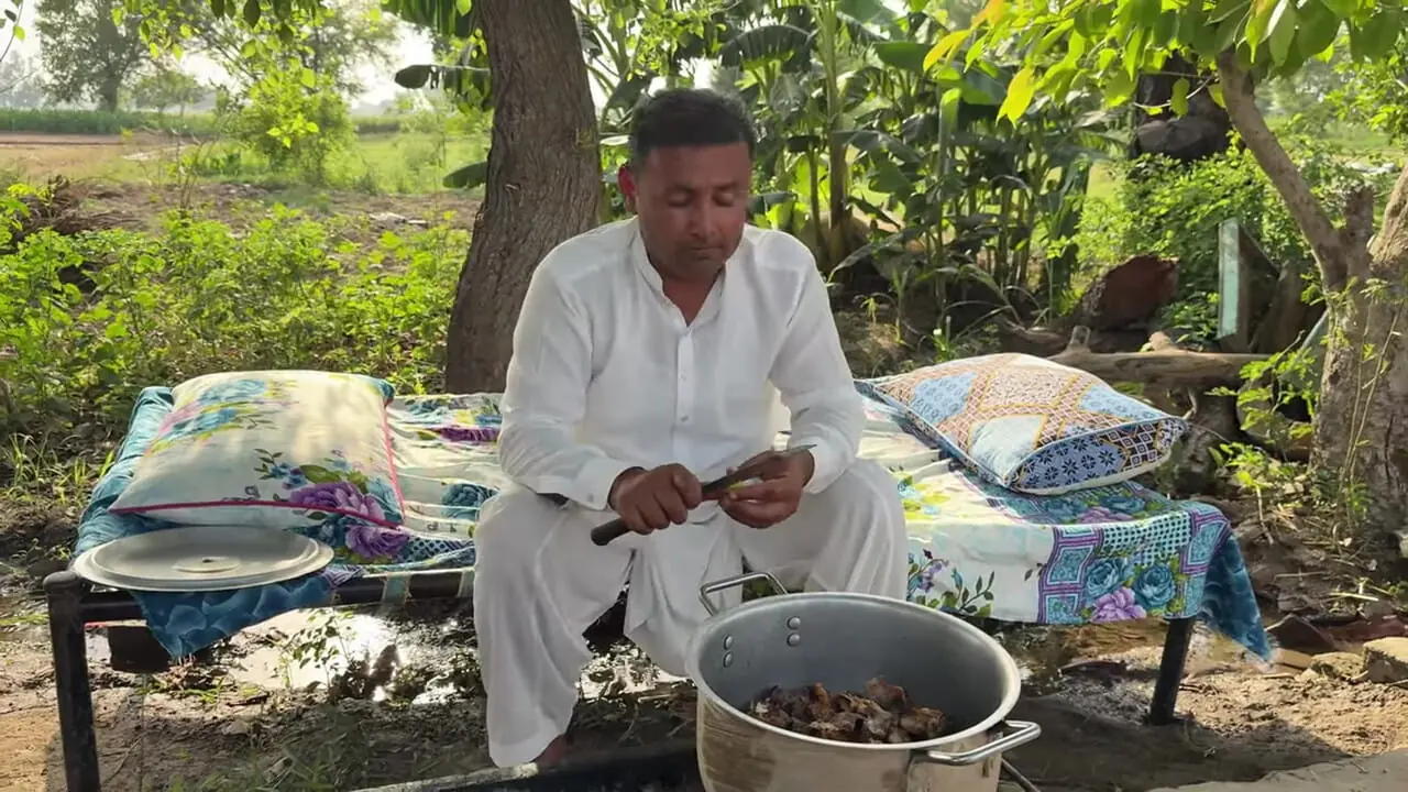 تجربه‌ بی‌ نظیر از آشپزی روستایی در پاکستان؛ کباب پیشاوری کنار رودخانه