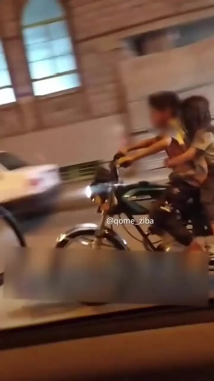 فیلم موتورسواری دو بچه قد و نیم قد در قم ! /  خانواده هایشان باید بازخواست شوند