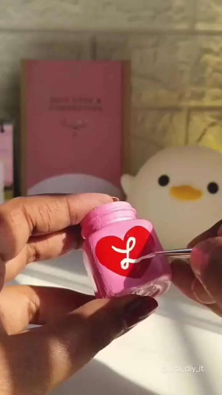فیلم/ هنرنمایی متفاوت با نقاشی روی شیشه و تزئین آن با گل 