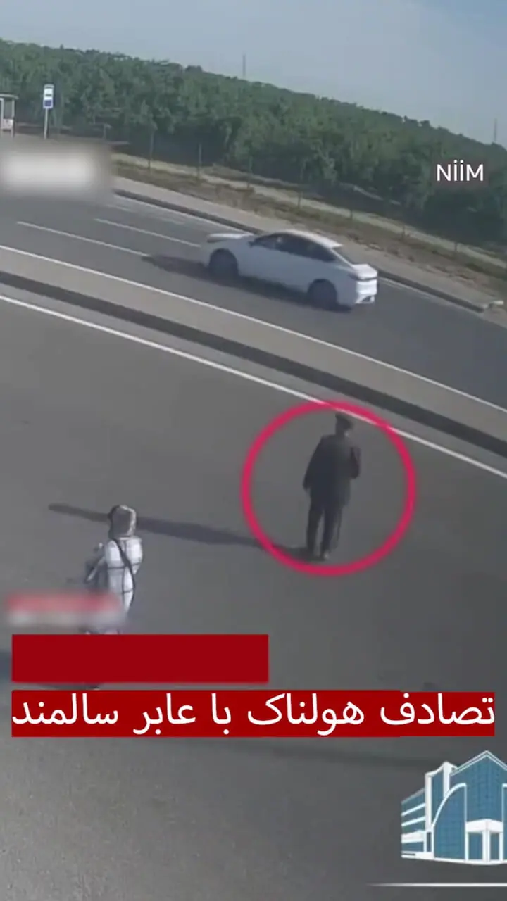 تصادف شدید 2 خودرو به دلیل توقف برای عبور یک پیرمرد از خیابان