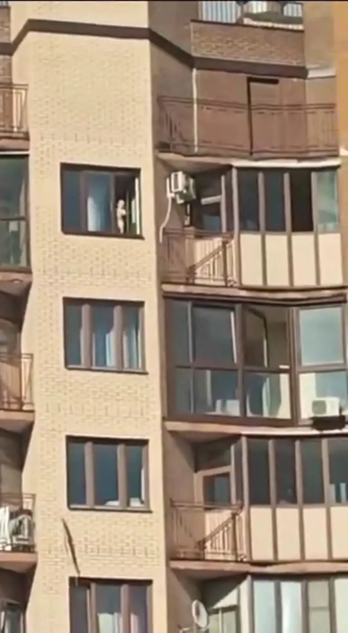 فیلم کودک در آستانه سقوط از ساختمان بلند / همسایه ها به دادش رسیدند