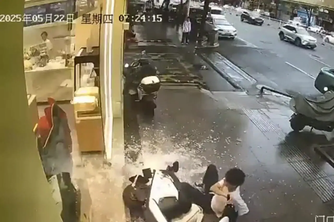 فیلم شکستن در فروشگاه بر اثر تصادف موتور