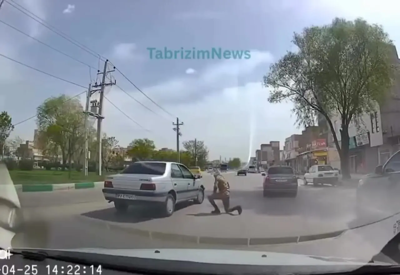 فیلم برخورد یک خودرو با سرباز در تبریز
