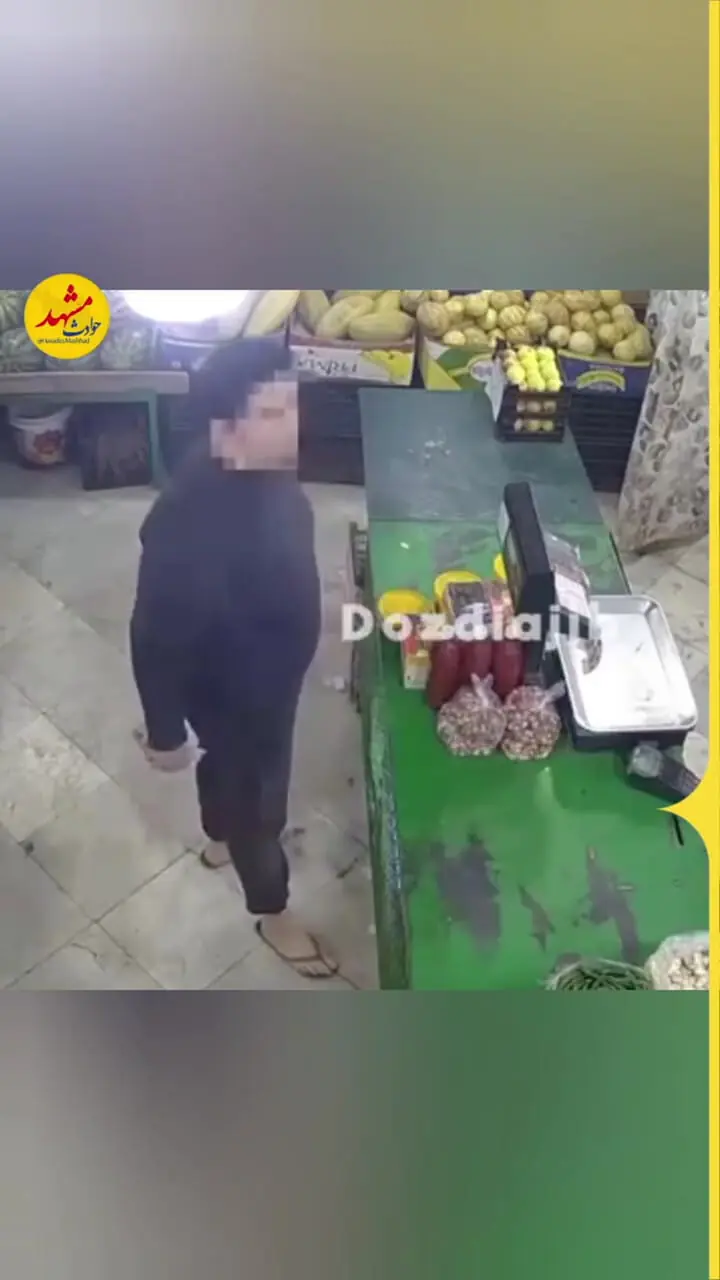 فیلم دزدی زیرپوستی در میوه‌فروشی / مردی پسته‌ را زیر لباسش مخفی کرد