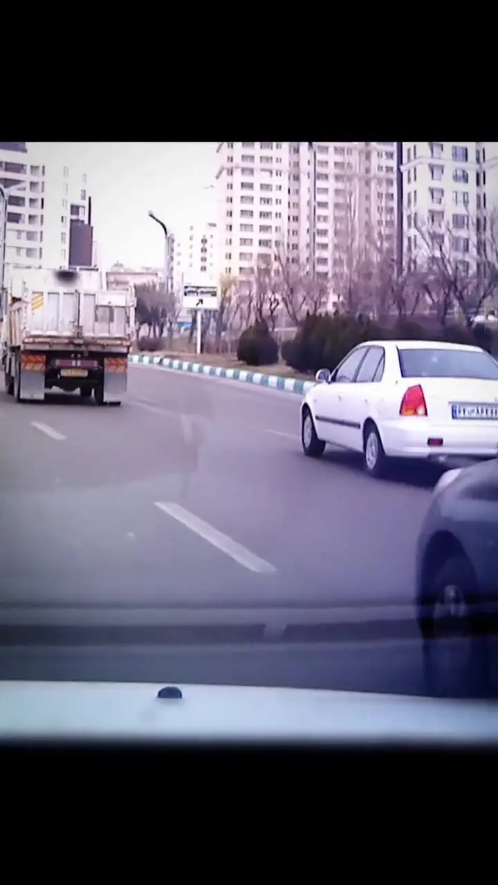 یکی از عجیب‌ترین تصادف های اتوبان امام علی به شمال/ ببینید راننده پژو ۲۰۷ از کجا راهنما میزنه