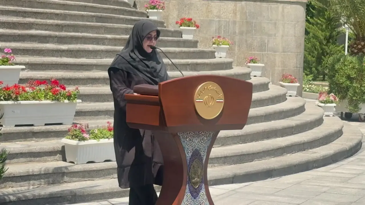 مهاجرانی: مشکل کامیونداران در دولت مطرح شد/ دولت مایل به پرداخت کالا برگ به هفت دهک است