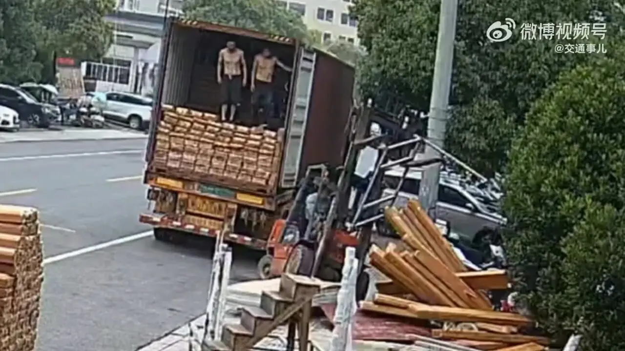 فیلم حمل ناموفق بار سنگین با لیفتراک