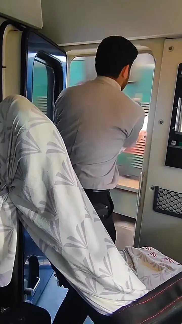 پرتاب جواز به قطار در حال حرکت / بازی با جان مأموران راه‌آهن در کرمان!