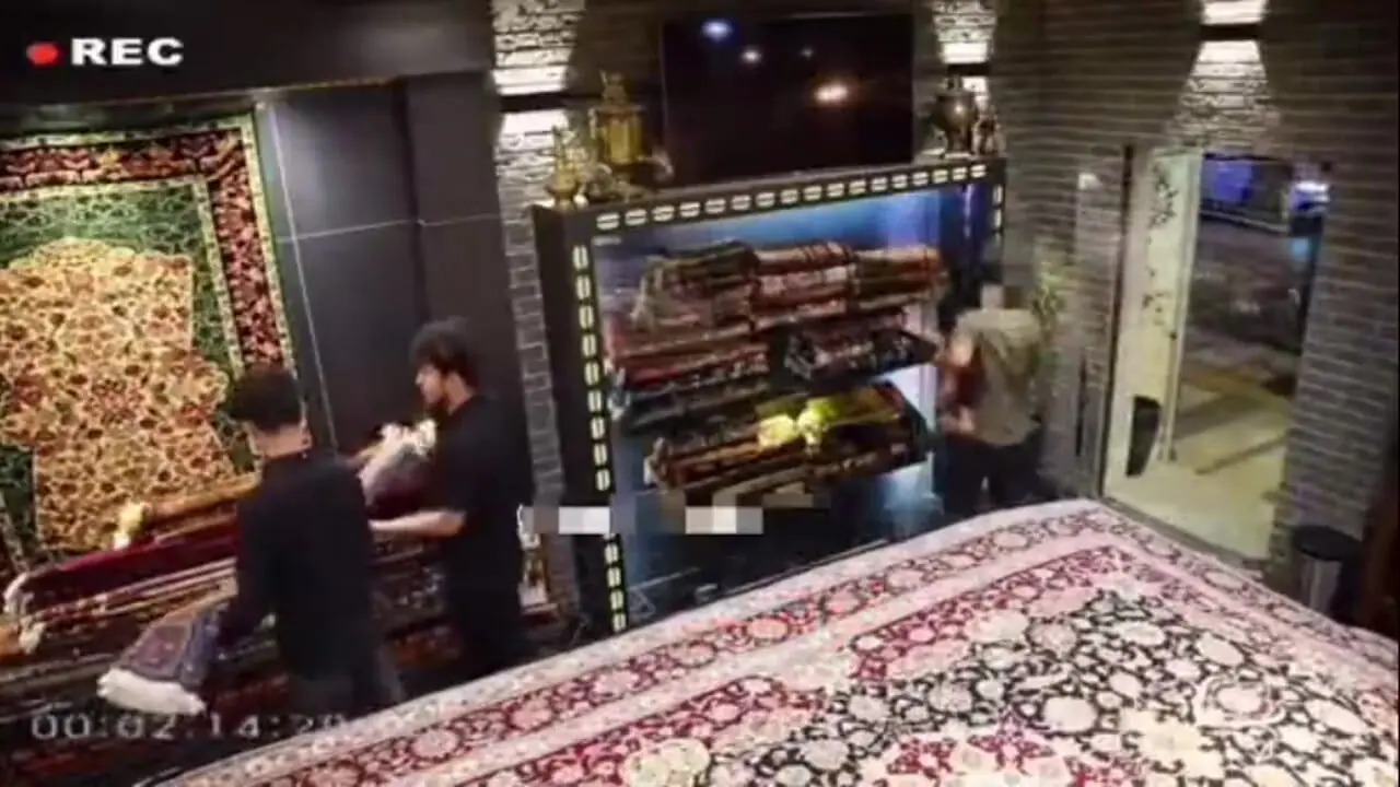 ترفند عجیب سارق مشهدی: با گفتن خوش‌تیپ! / فرش نفیس را برداشت و فرار کرد!