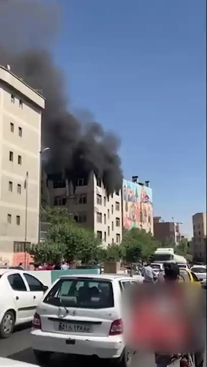 فیلم آتش سوزی در خیابان مفتح / عملیات اطفا انجام شد
