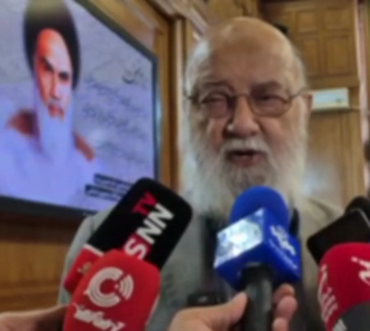 چمران: هروقت واگن‌های مترو به تهران رسیدند شیرینی میدهم
