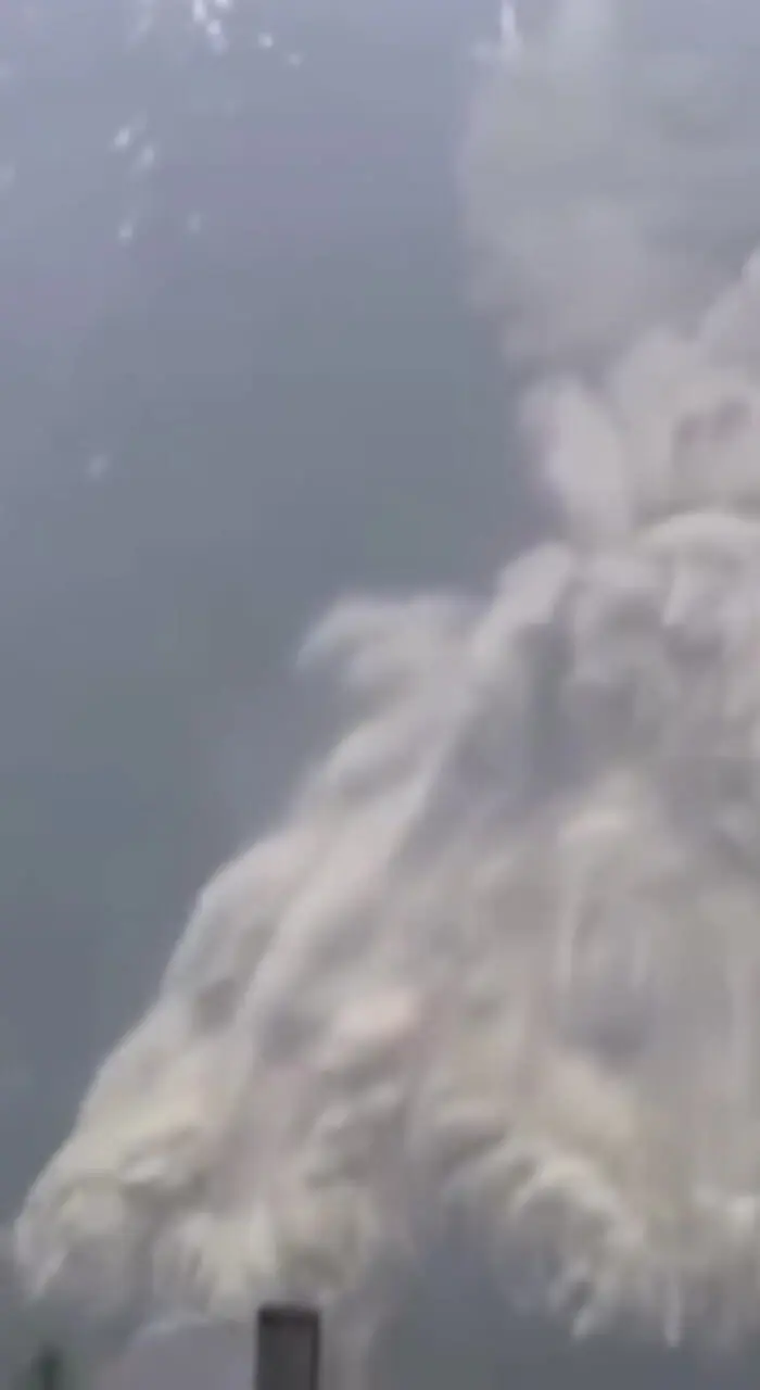 فیلم لحظه ریزش یخ و سنگ بر سر روستای بلاتن در سوئیس