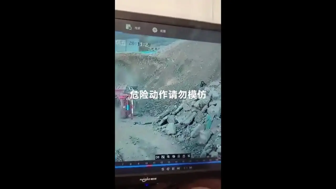 فیلم خوش‌شانسی راننده در حادثه واژگونی کامیون معدن