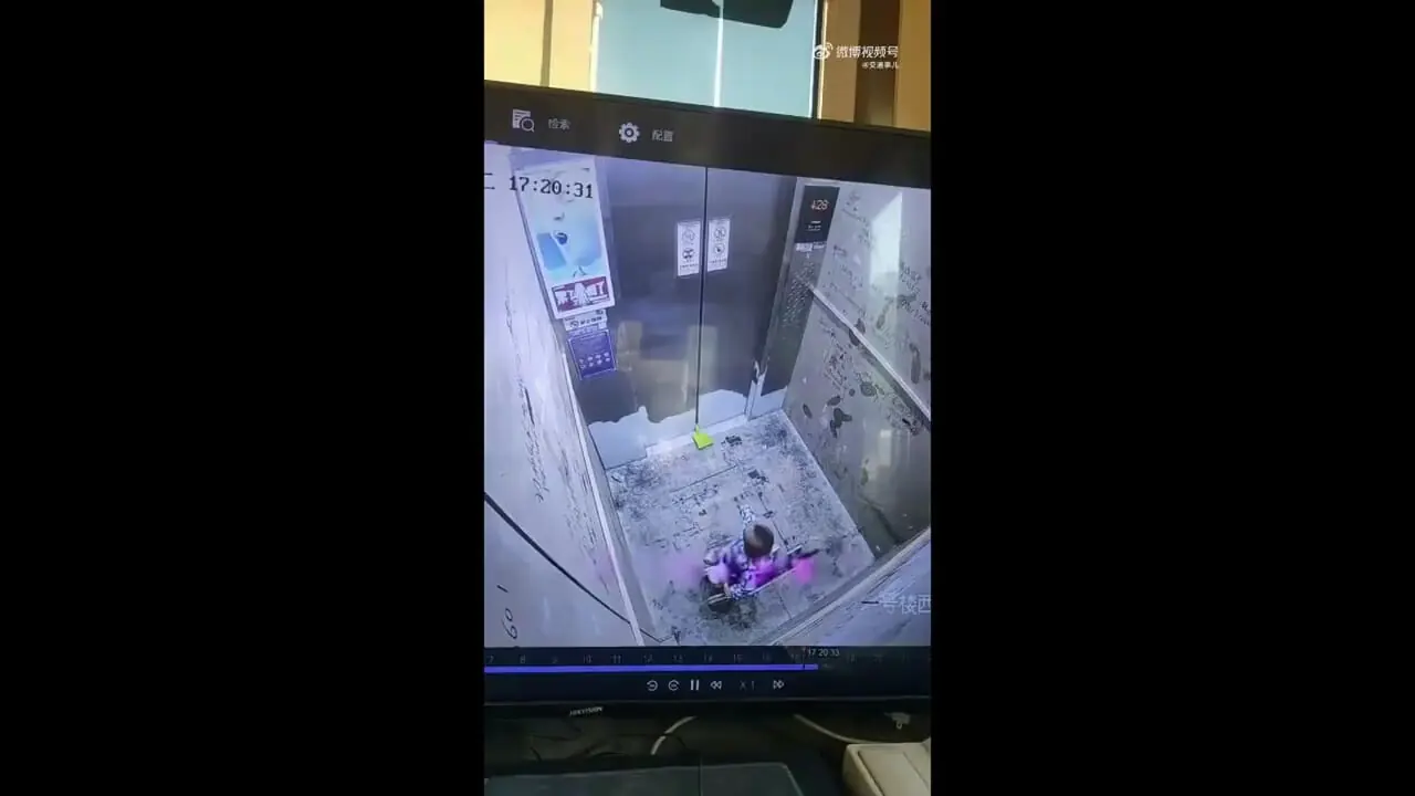 فیلم واکنش سریع امدادگران به گیر کردن کودک در آسانسور