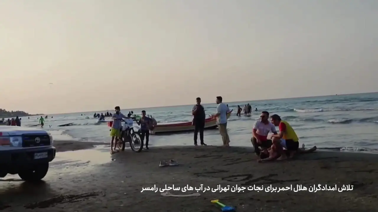 فیلم تحسین برانگیز از لحظه تلاش برای نجات یک مرد در سالحل دریا / این فرشتگان را باید ستایش کرد