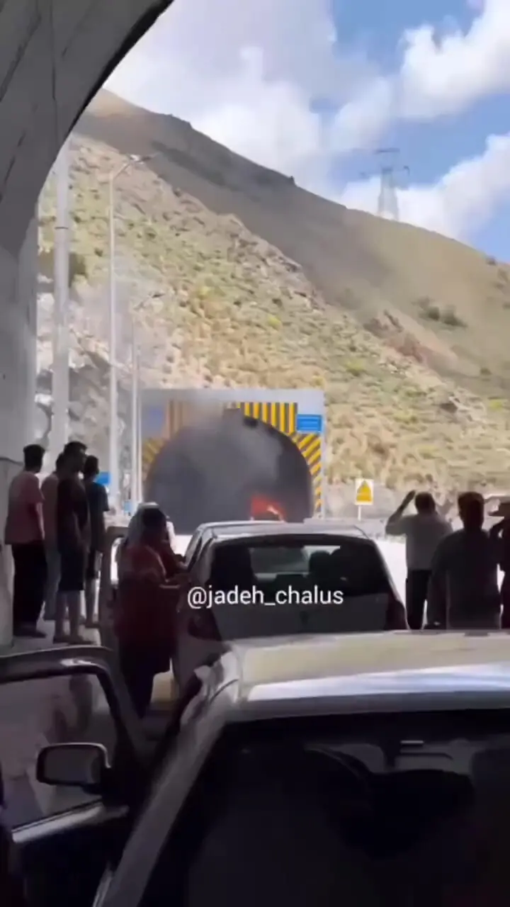 فیلم آتش گرفتن خودرو پیکاپ کلوت داخل تونل شماره ۳۲ آزادراه تهران-شمال