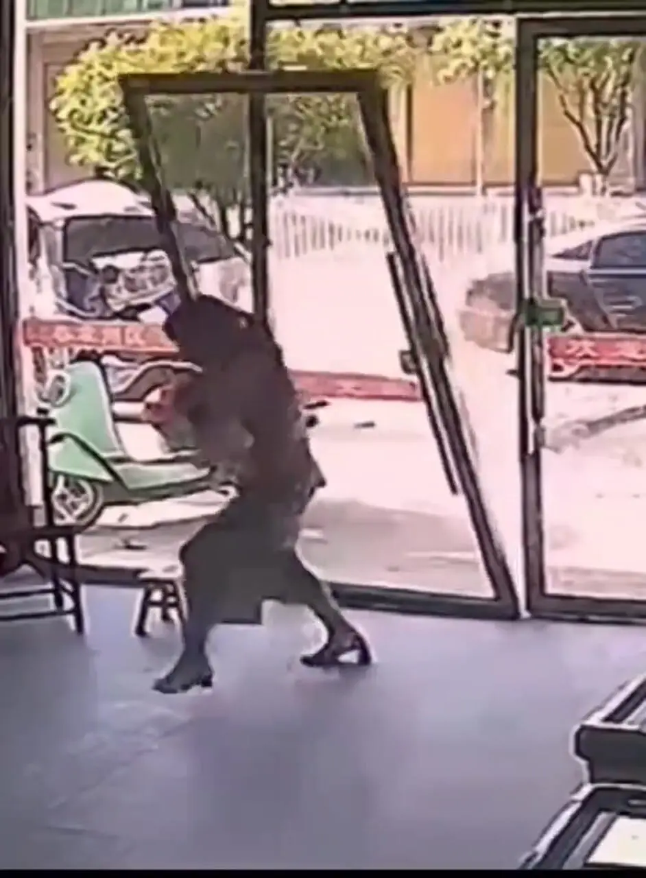 فیلم حادثه وحشتناک سقوط درب روی مادر و نوزاد