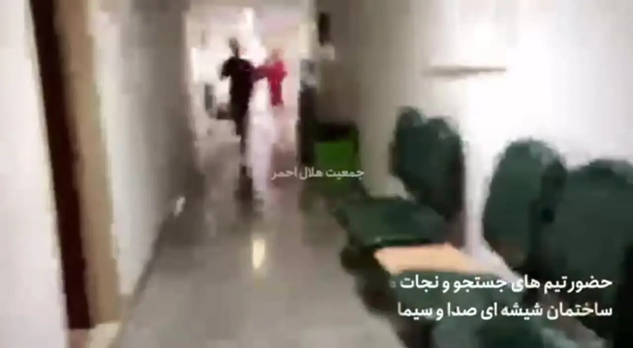 حضور تیم هاى جستجو و نجات هلال احمر در داخل ساختمان شیشه اى صدا و سیما