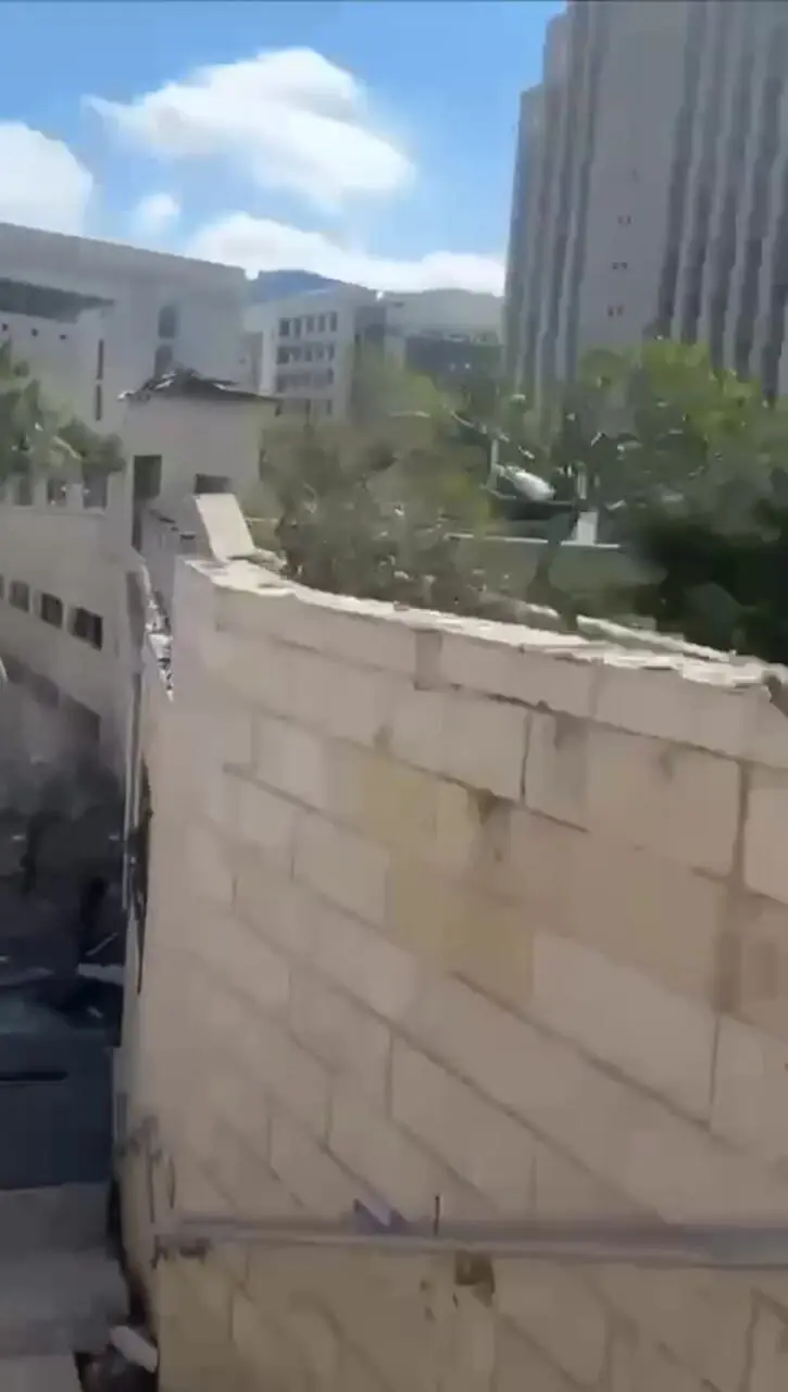 اطراف محل اصابت موشک در حیفا