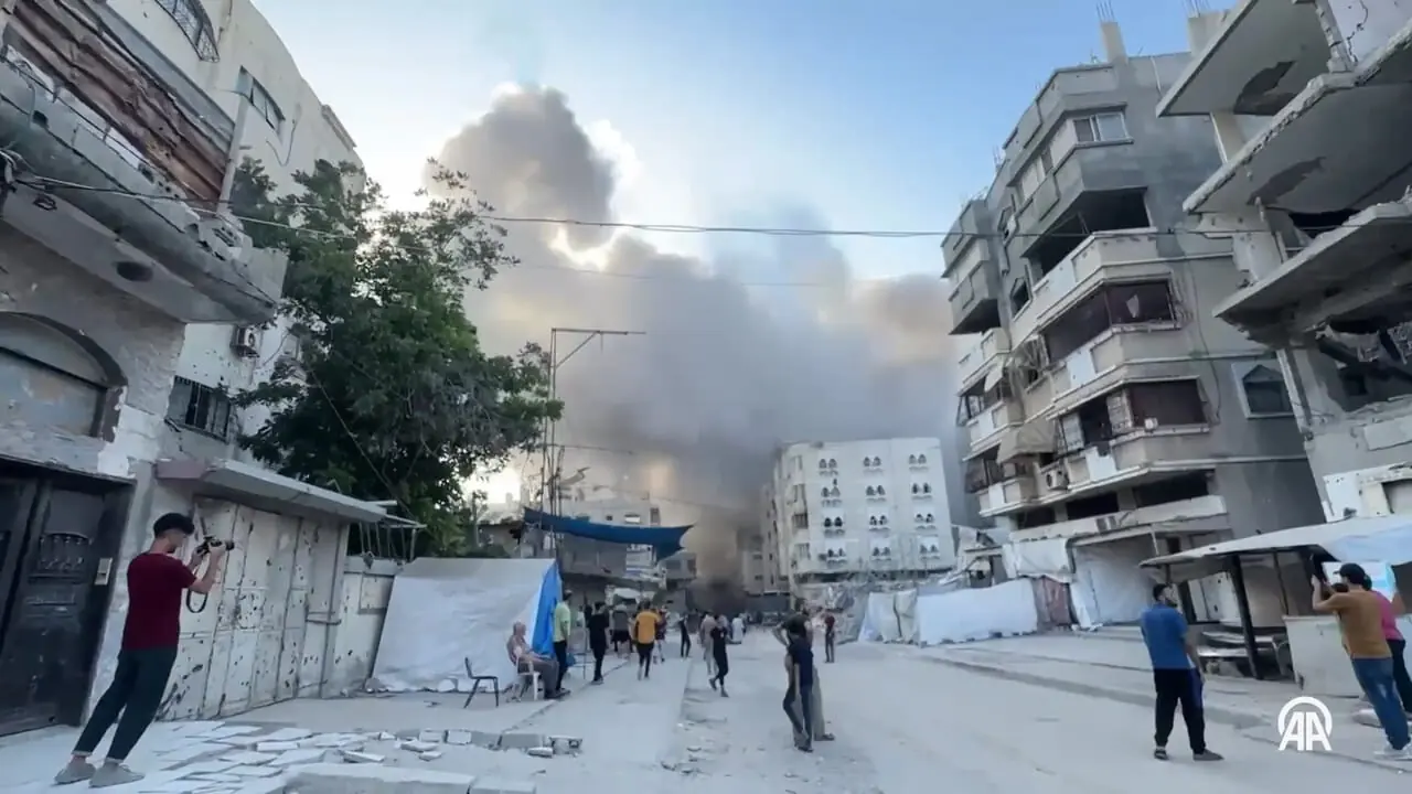 فیلم لحظه بمباران خانه آوارگان فلسطینی در غزه توسط اسرائیل