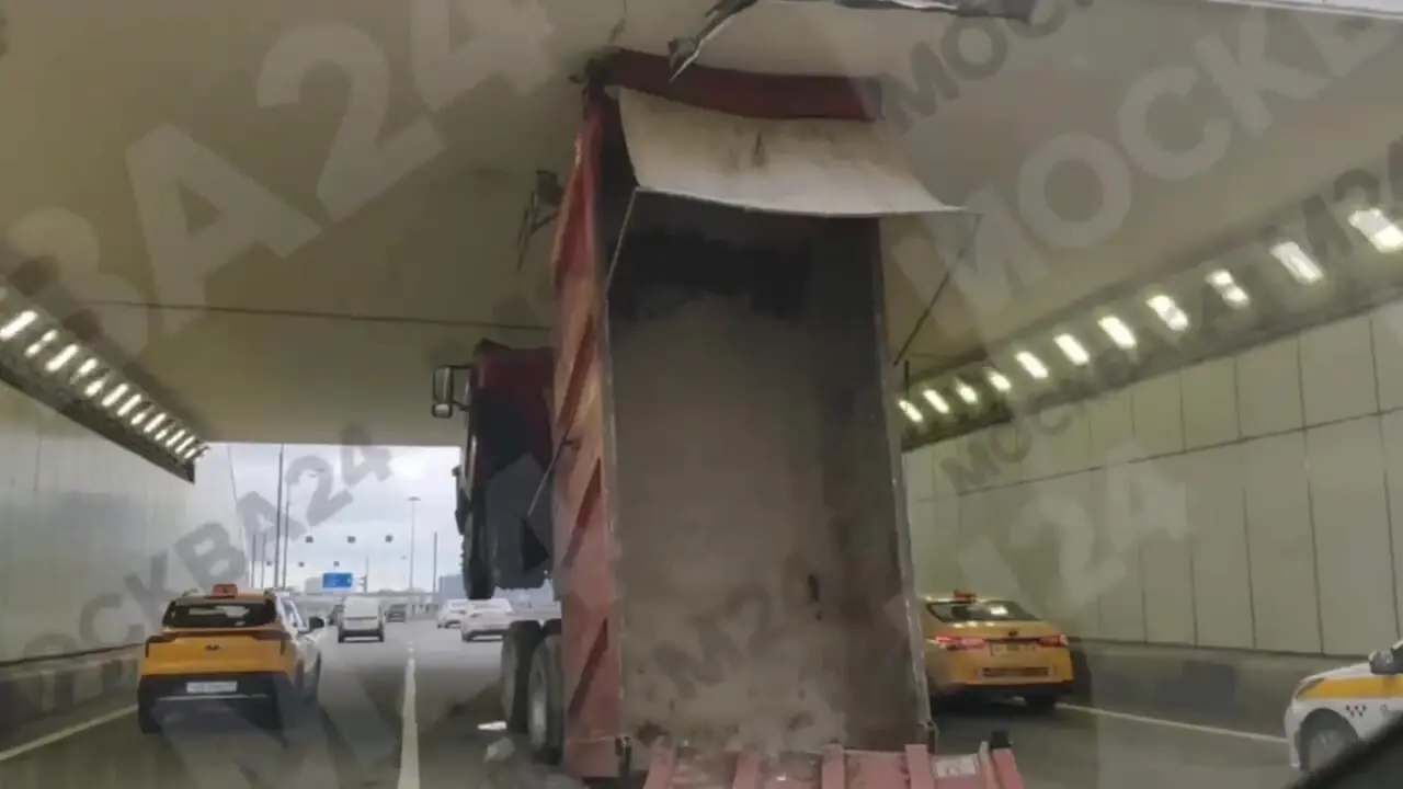 فیلم حادثه عجیب برای کامیون در زیرگذر