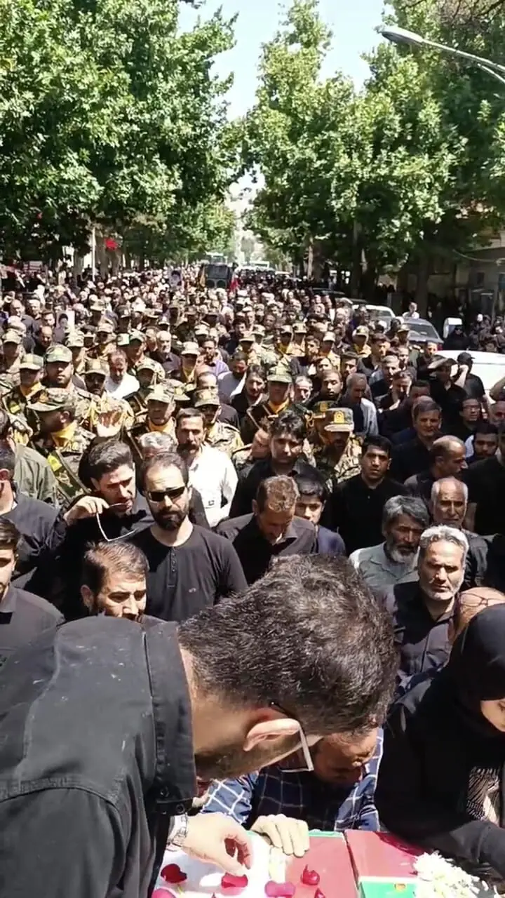 وداع باشکوه مردم تویسرکان با شهید علی‌اصغر عبدالوند
