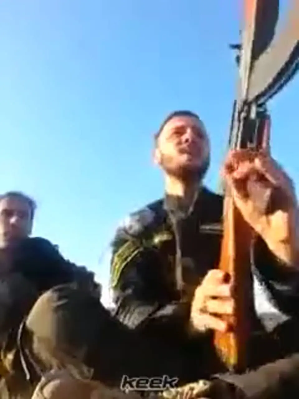 فیلم لحظه اصابت موشک نزدیک سربازان بی‌خبر