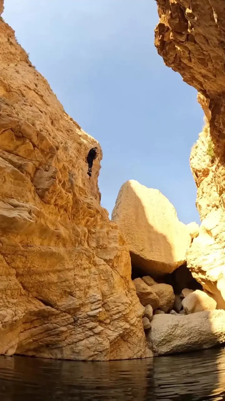 فیلم پرش هیجان‌انگیز دختر در تنگه خوش کنگانه بوشهر