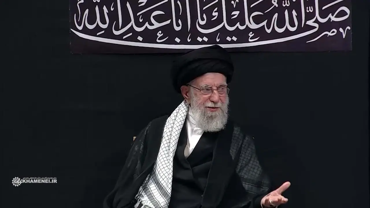 حضور مقتدرانه رهبر انقلاب در مراسم عزاداری شب عاشورای امشب در حسینه امام خمینی ره + فیلم