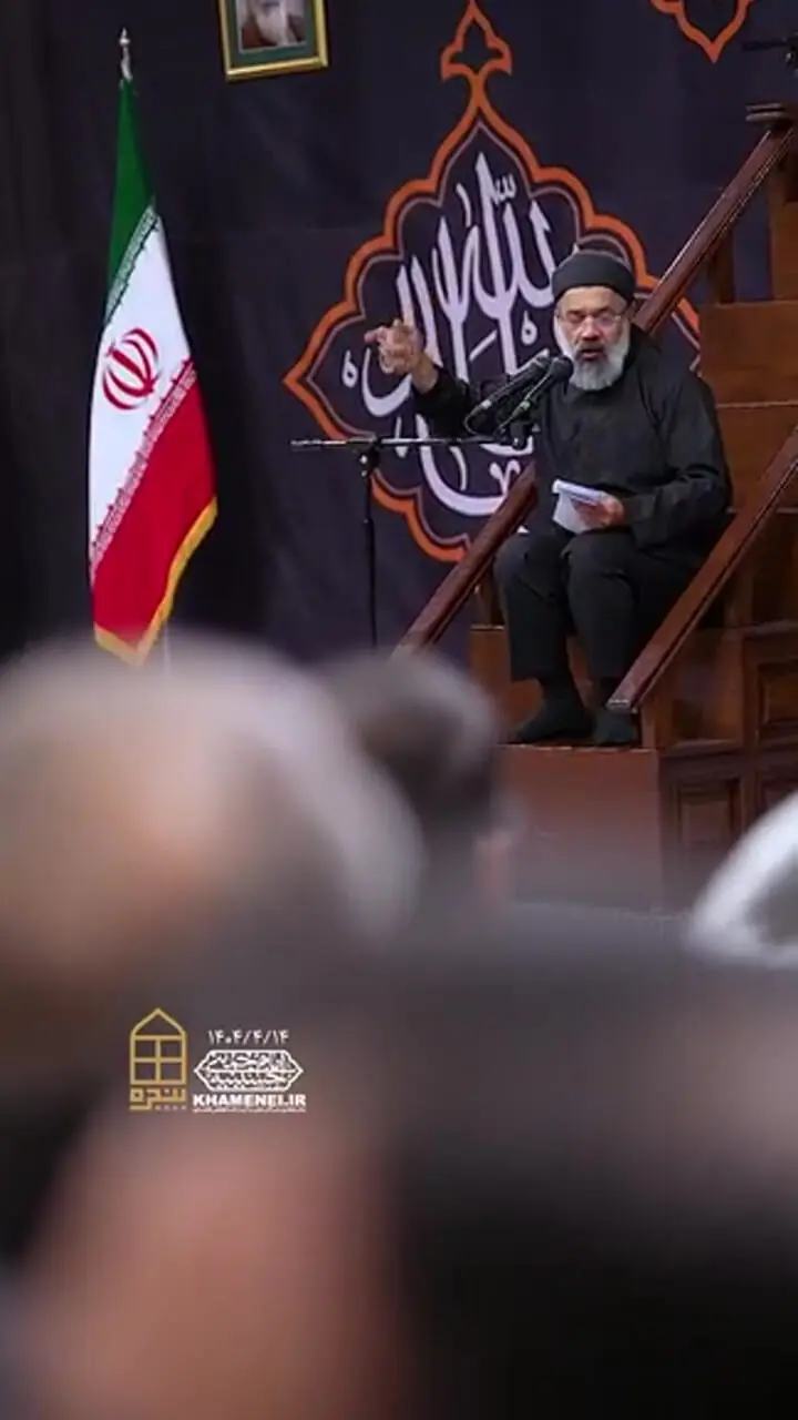 زاویه متفاوتی از نوحه‌سرایی محمود کریمی در مراسم شب عاشورا با حضور رهبر انقلاب در حسینیه امام خمینی 