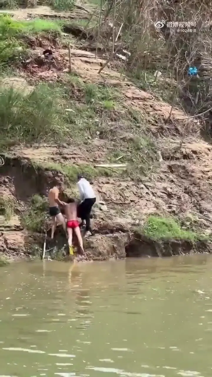 فیلم شجاعت مرد در نجات نوجوان غرق شده