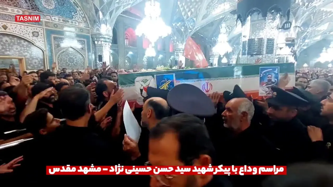 مراسم وداع با پیکر شهید سید حسن حسینی نژاد در حرم مطهری رضوی باحضور زائران و مجاوران حرم رضوی