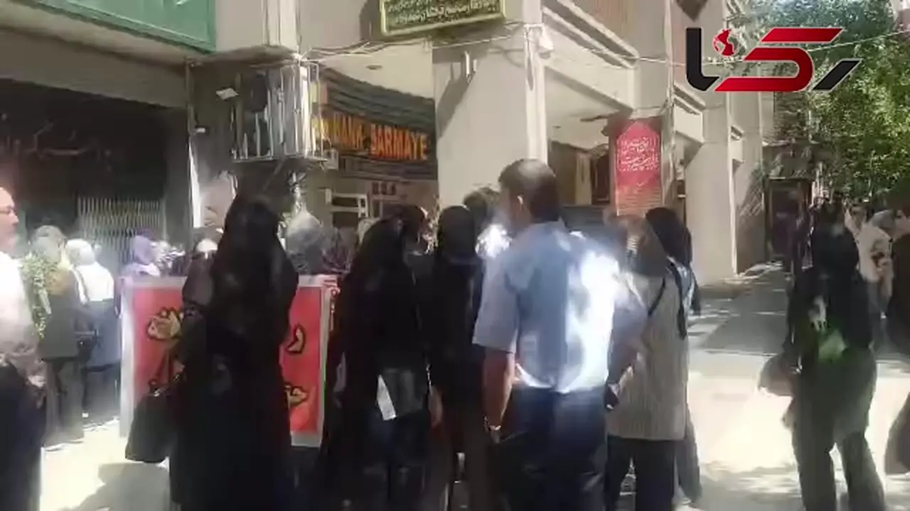فیلم اعتراض والدین به تقلب در آزمون ورودی مدارس تیزهوشان مقابل وزارت آموزش و پرورش / آقای پزشکیان این عدالت آموزشی است که بر آن تاکید دارید؟