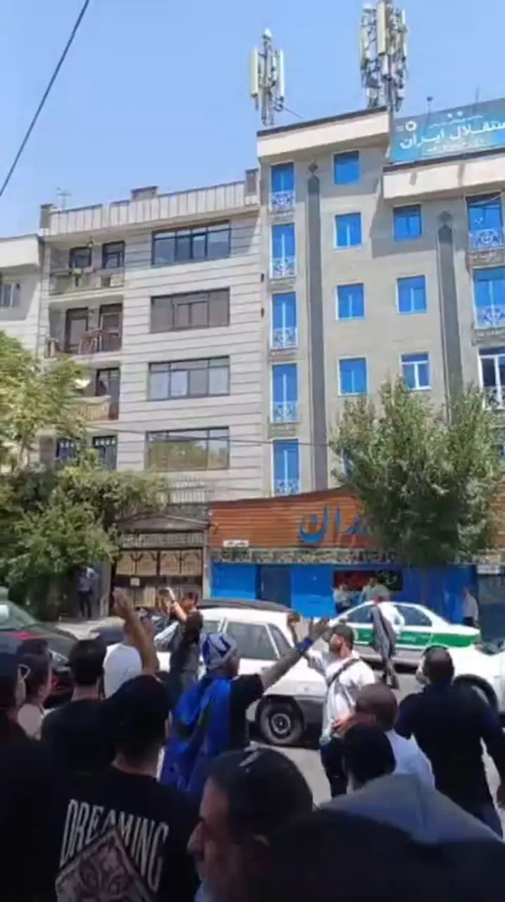 تجمع دوباره هواداران استقلال مقابل باشگاه! /نارضایتی شدید از وضعیت نقل و انتقالات