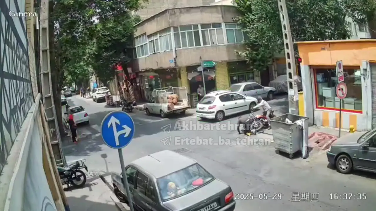 تصادف باورنکردنی موتور و ۲۰۶ / دوربین‌ها لحظه تصادف را ثبت کردند