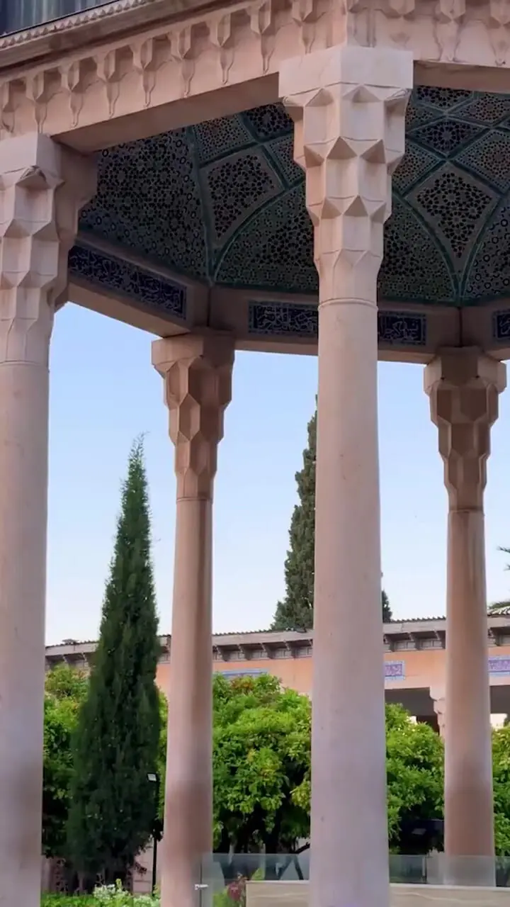 سکوت و آرامش نهفته در آرامگاه حافظ+ فیلم