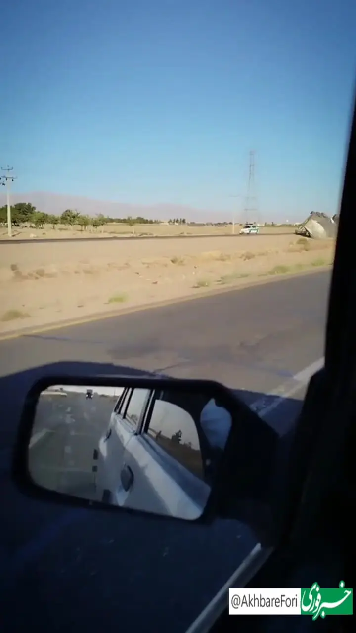 تریلی در مشهد واژگون شد / ثانیه‌هایی که مردم با دوربین ثبت کردند