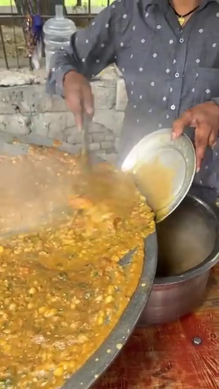 پخت غذای سنتی چوله کولچه؛ تجربه‌ ای تازه در خیابان‌ های هند