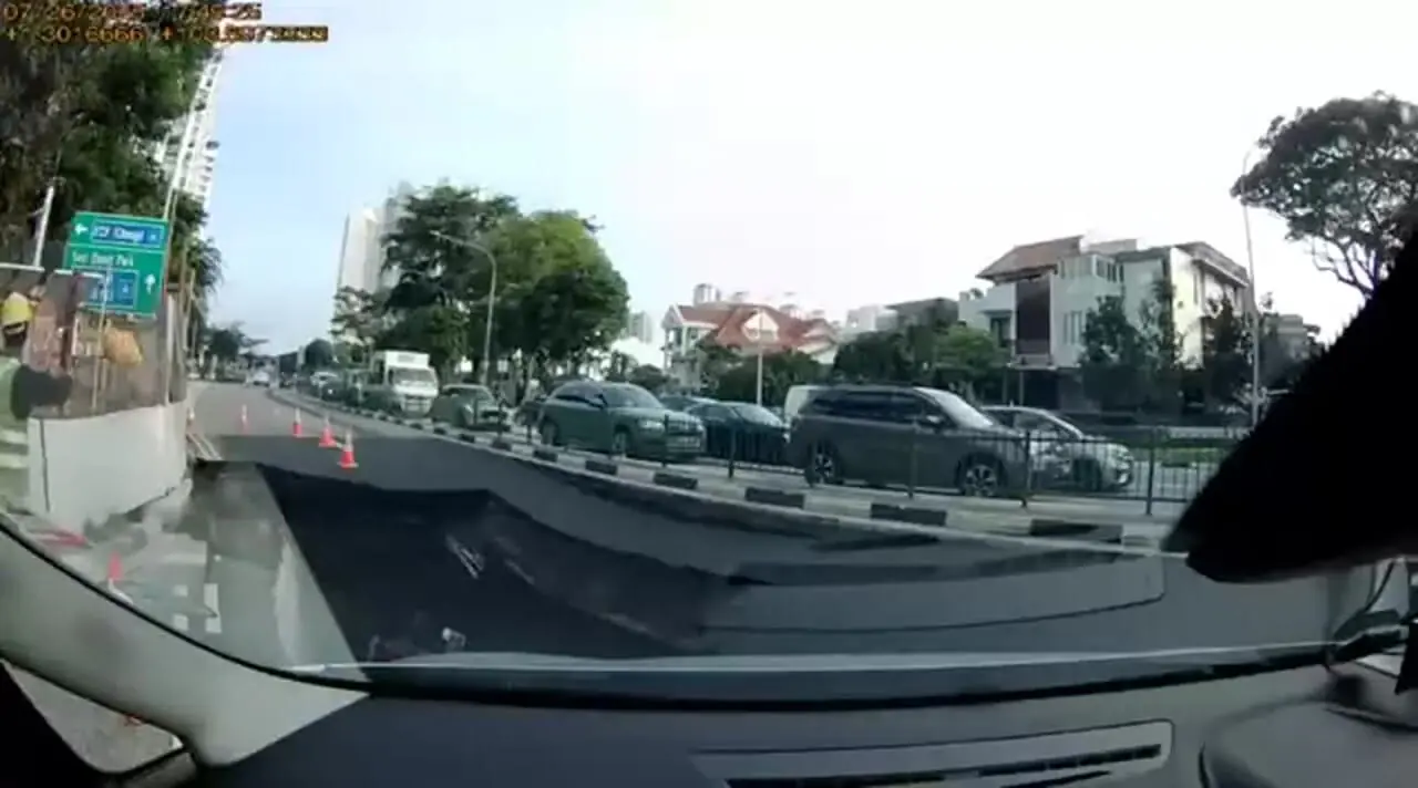 فیلم حادثه عجیب ریزش خیابان در سنگاپور