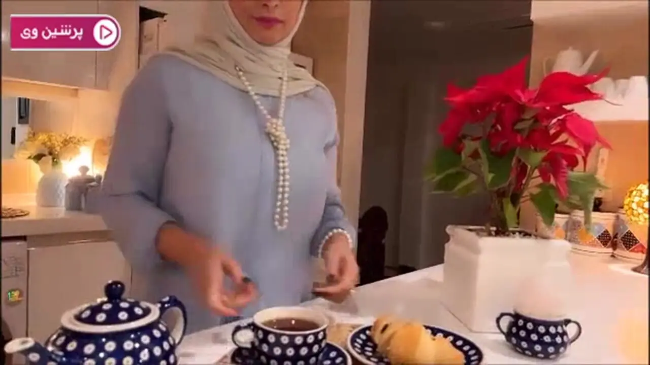 نگاهی به دکوراسیون خانه روح نواز و شیک مریم کاویانی با تم سفید و کرم / از گلدان های گل در سرتاسر خانه تا آباژورهای کلاسیک و پرده های سلطنتی!