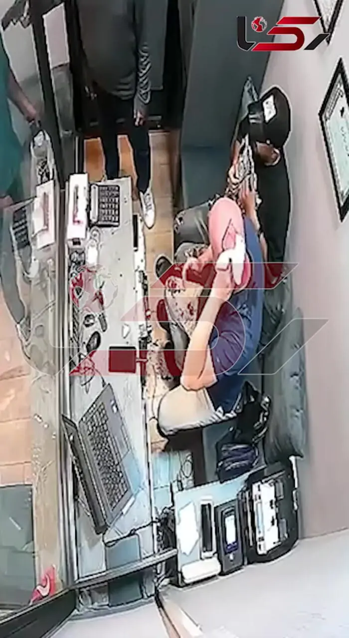فیلم لحظه به لحظه سرقت مسلحانه از مغازه سکه و طلای خیابان ولیعصر تهران + گفتگو با مرد طلافروش میدان تجریش